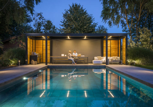 Utecomfort AS levering moderne og motorisert pergola Camargue fra Renson i Oslo og Akershus, Norge med god pris for best kvalitet i market for din hage
